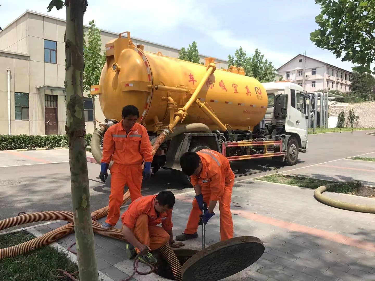 碑林管道疏通车停在窨井附近