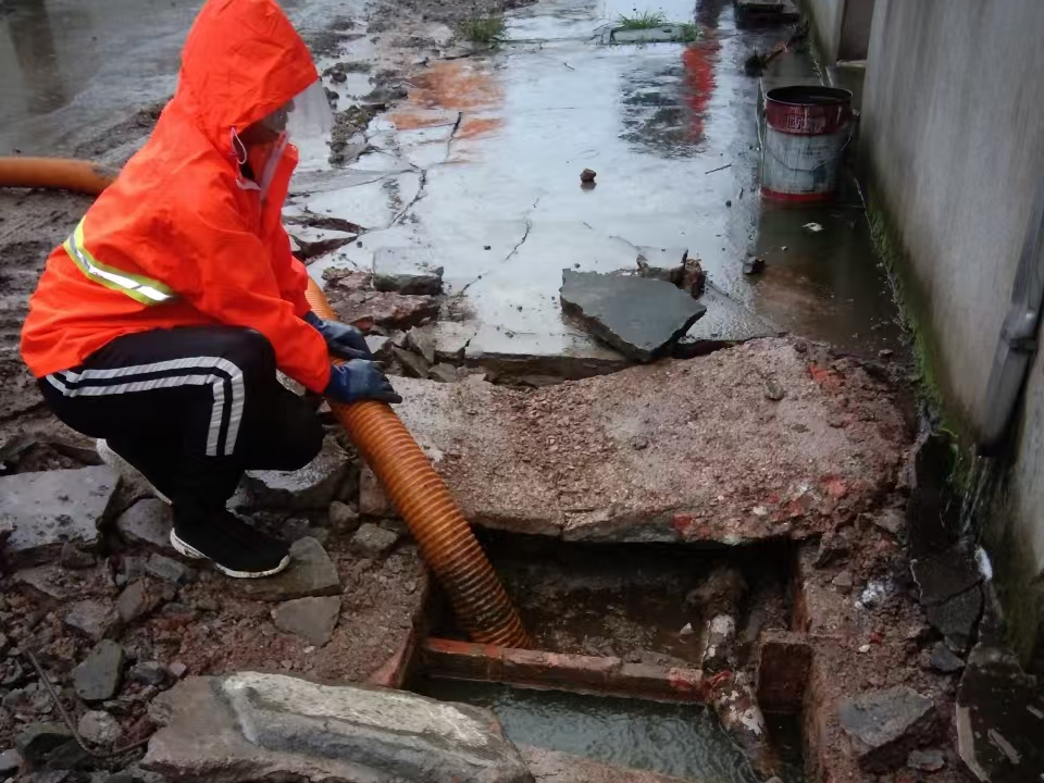 碑林专业清理污水池 炜誉市政以规范流程守护城市 “肠道”